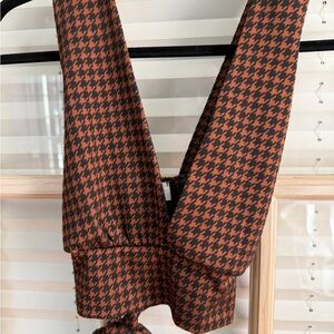 Le Lis - Houndstooth Tie-Front Crop Top in Brown & Black in Medium